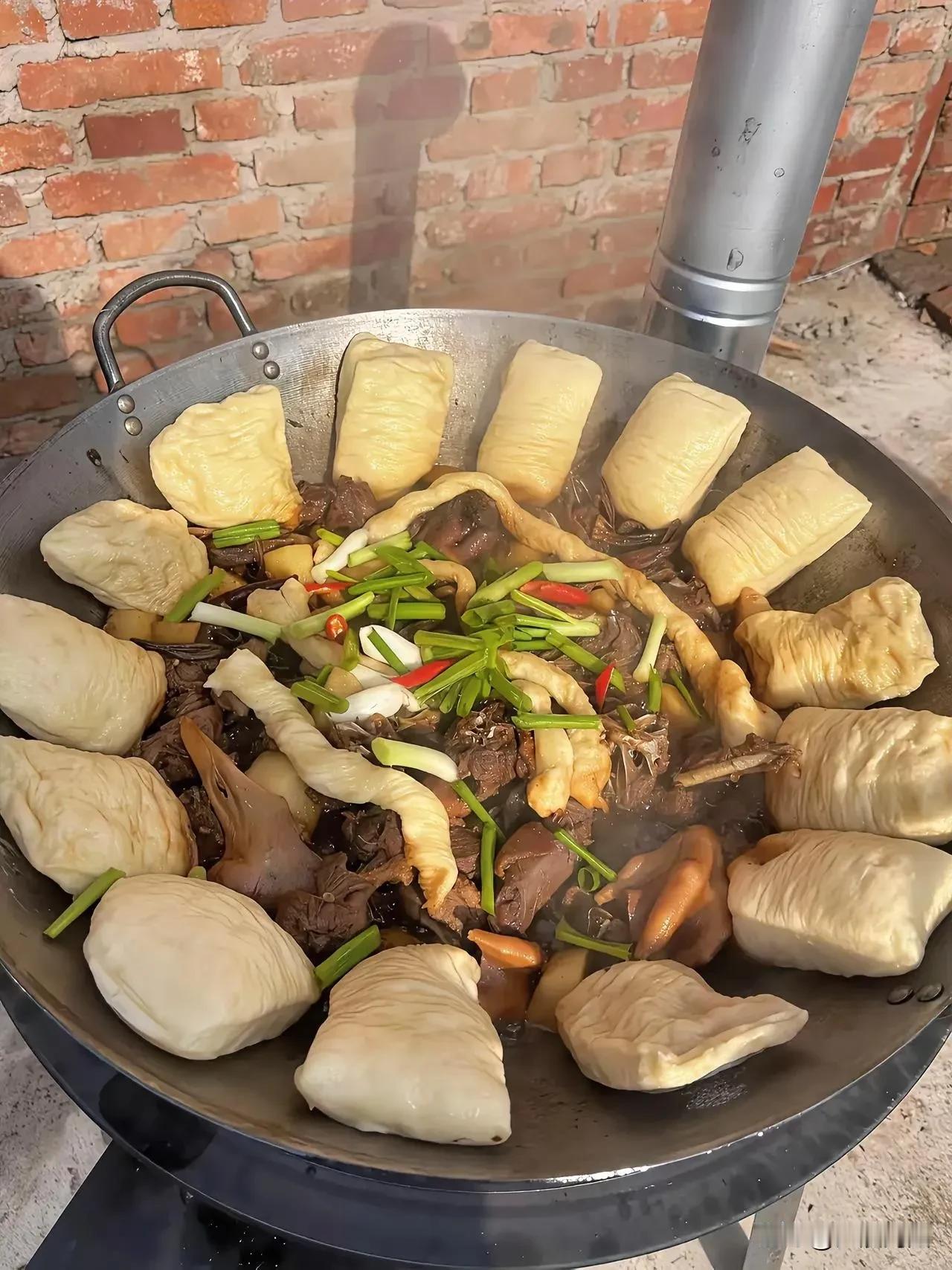 我对从前农村用大铁锅炖的柴火饭喜爱至极！那哪里只是一顿饭，分明是儿时回忆的味道。