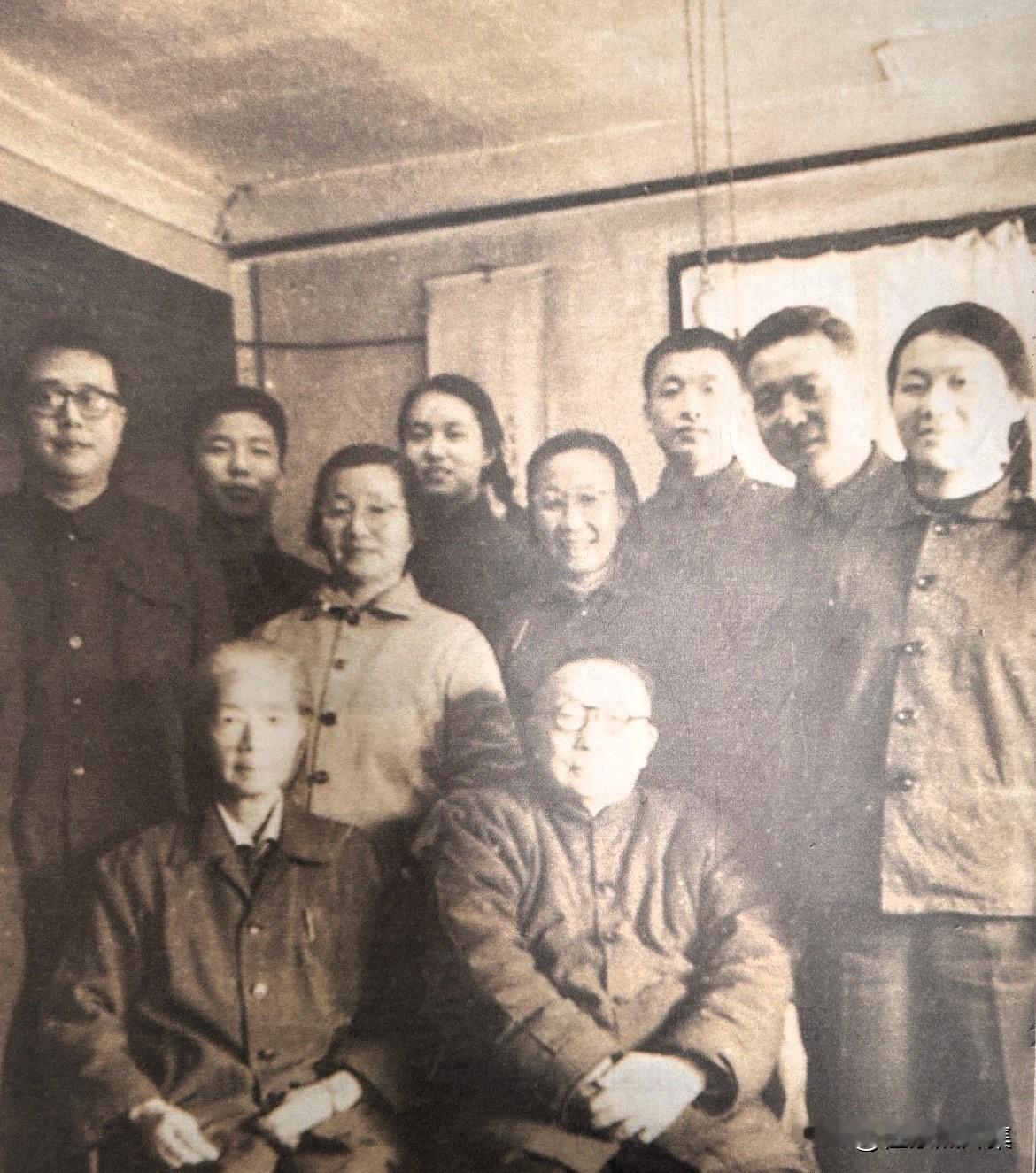 1975年2月，摄于北京地安门家中。前坐右起：许德珩、劳君展，后立右起：邓志典、