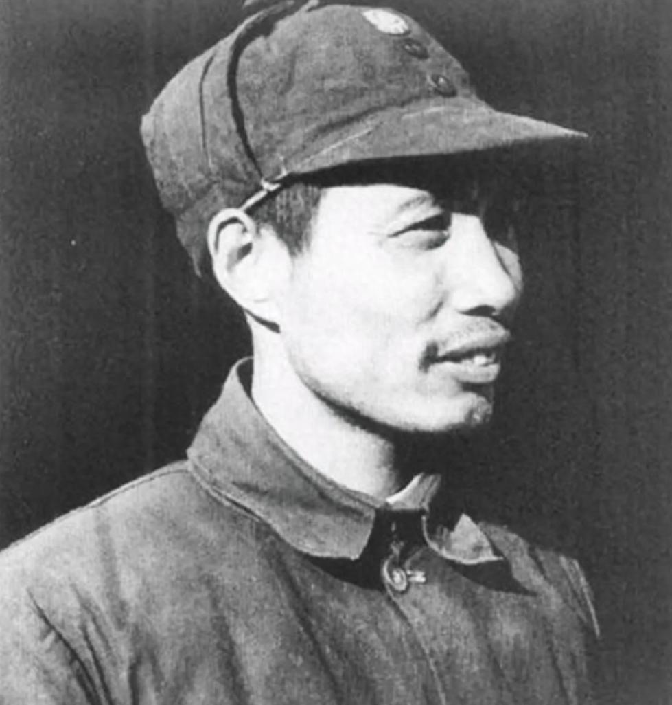 1985年他被免掉副总长职务，本来以为要退休，谁料后面居然又受到重用，级别还越来