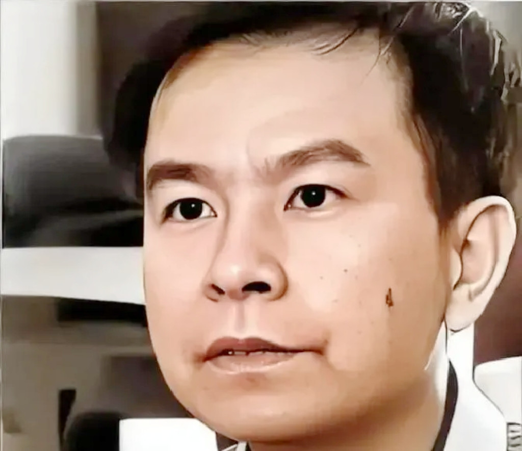 1992年，浙大高材生李红涛被警察逮捕，然而让所有人不敢相信的是，他竟然趁着警察查档案的时候，慢慢挪