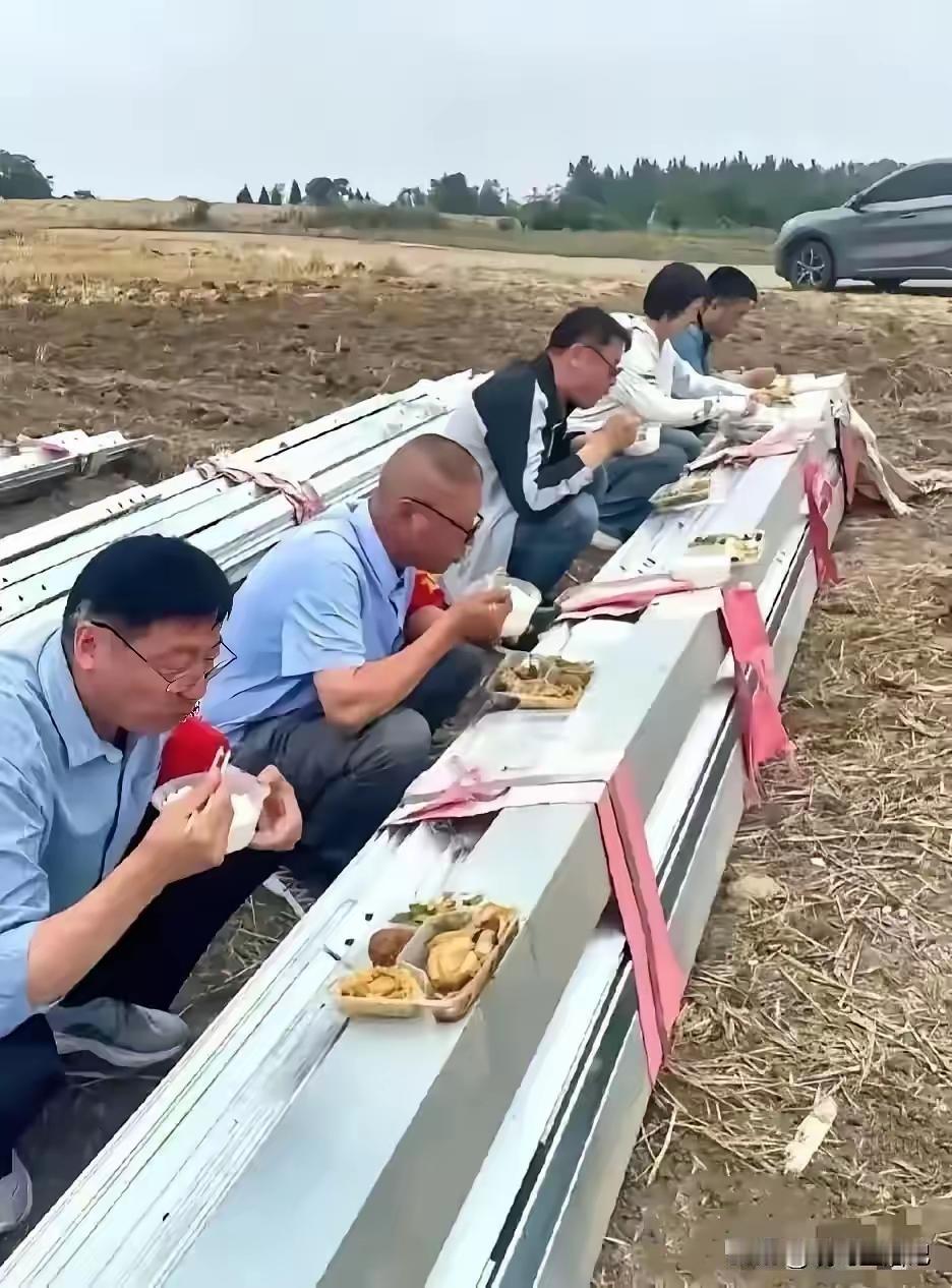 谁说体制内的容易，领导下基层，这就是中午伙食……
