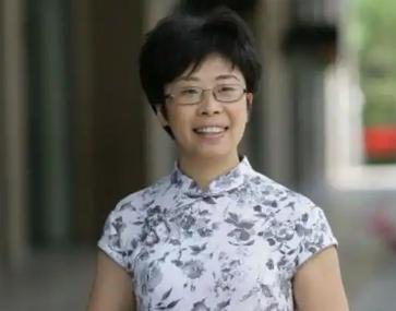 北大才女蒙曼50岁至今未婚，朱迅问她：“你最想嫁给谁？”谁承想，她脱口而出说的一