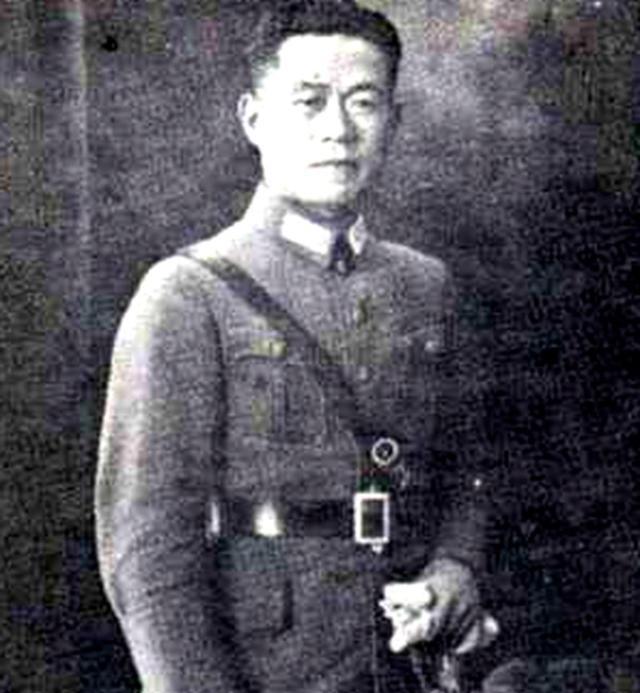 1949年，国军中将邱清泉战死后，他的妻子叶蕤君来不及哀痛就慌不迭地带着孩子们南