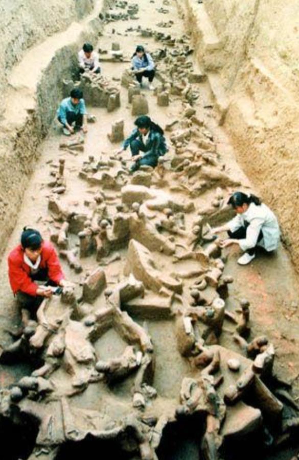 很多人以为殉葬就是把活人关进地宫，门一关，他们就只能哭喊着等死。其实，为了活下去