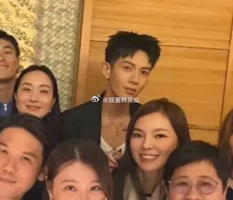 萧敬腾林有慧参加朋友生日宴，留长发看着像女生，杨祐宁、柯震东也在！！！！！