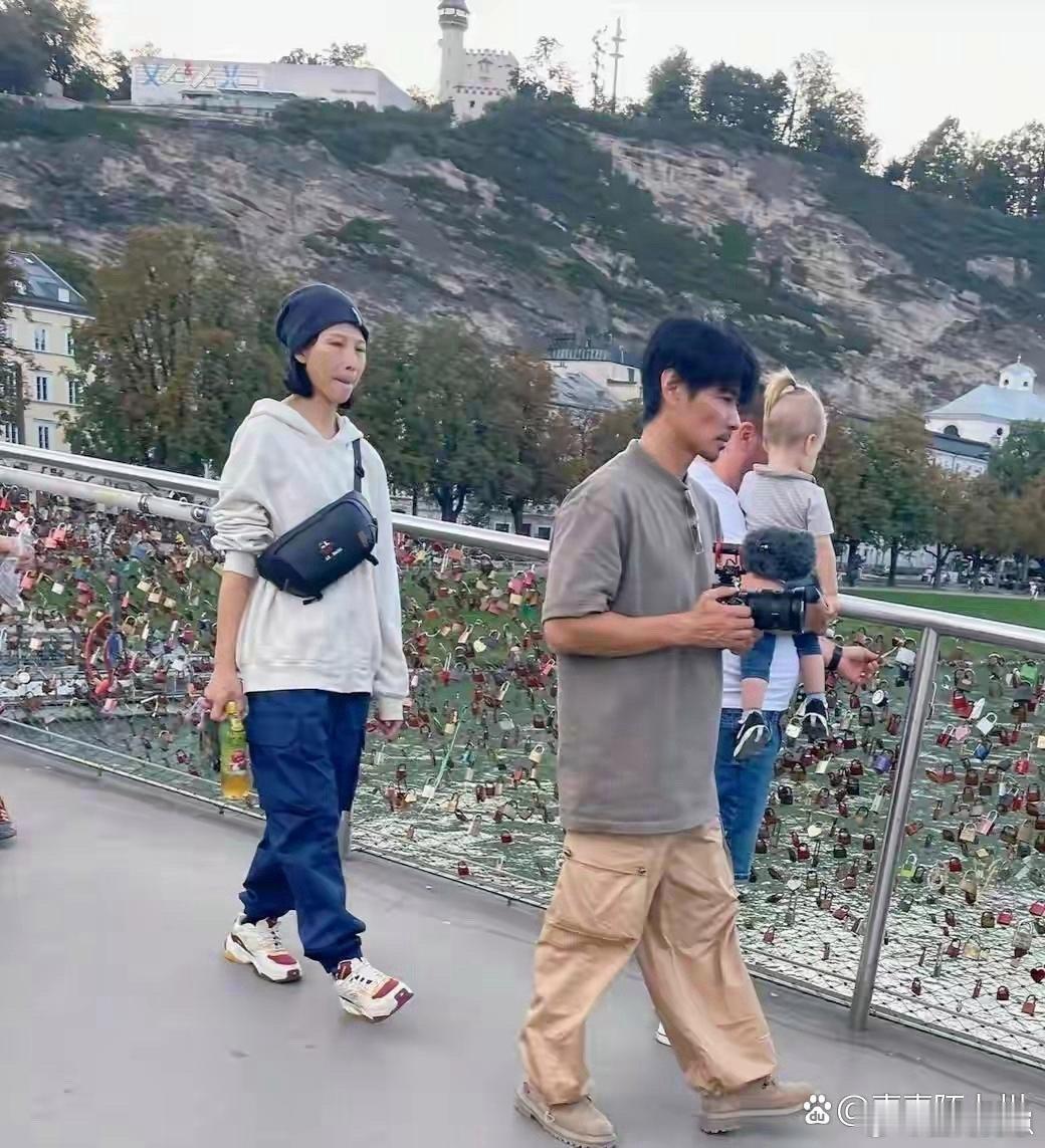 51岁蔡少芬携老公奥地利旅游，两人穿搭朴素接地气，状态自然随性，看着比以往显老了