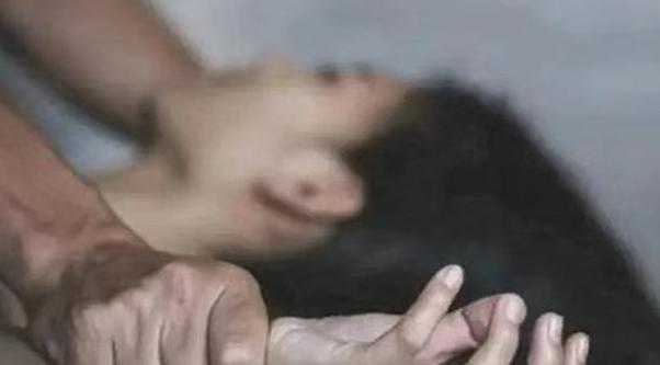 12月的北方，内蒙古商都县警方破获了一起令人头皮发麻的案件。一名女子何女士，为了