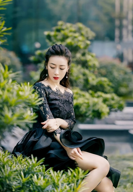自然与都市的温柔碰撞：黑裙女神陈紫函的多场景演绎