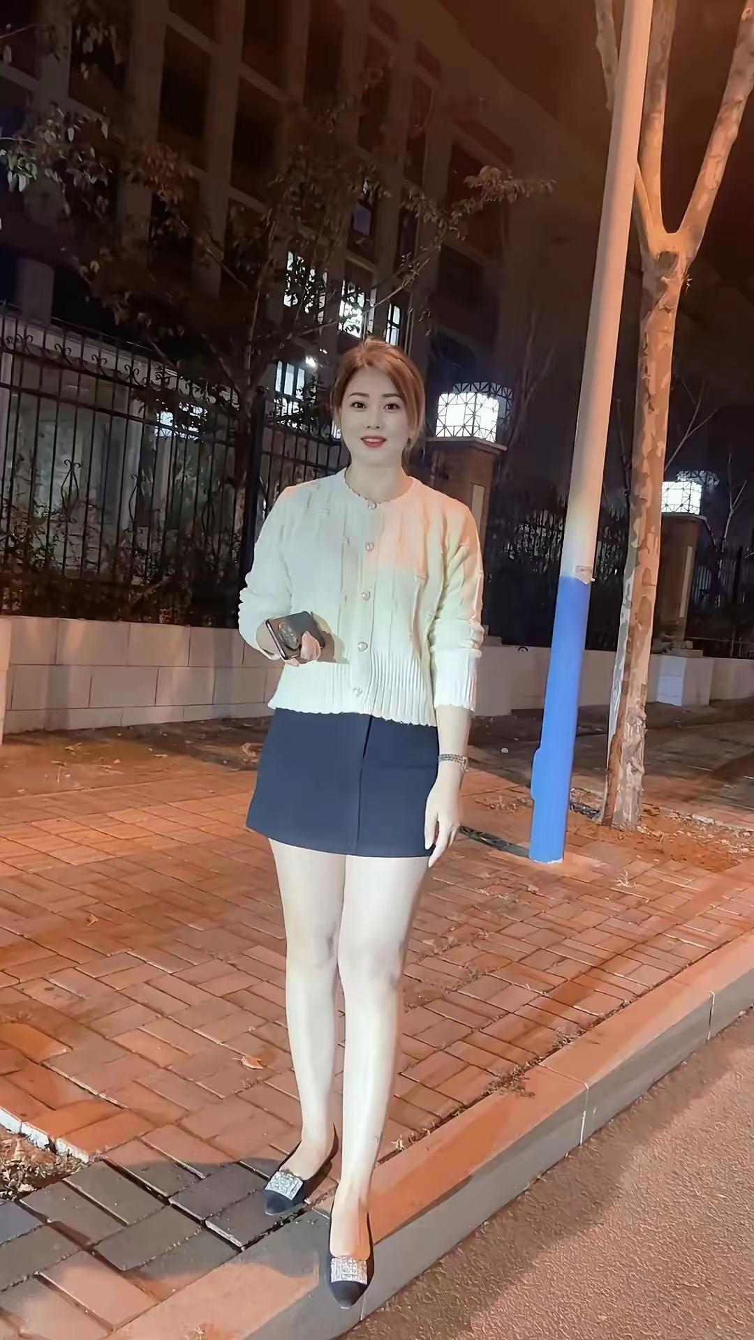 人间少有的美色，白富美至少占了两个，白美美腿控