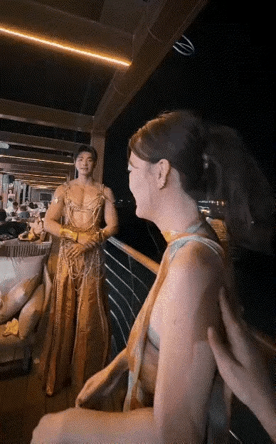 女人看到帅哥原来如此害羞。并非女人不温柔，而是对帅哥温柔➕害羞。咱们男人见到