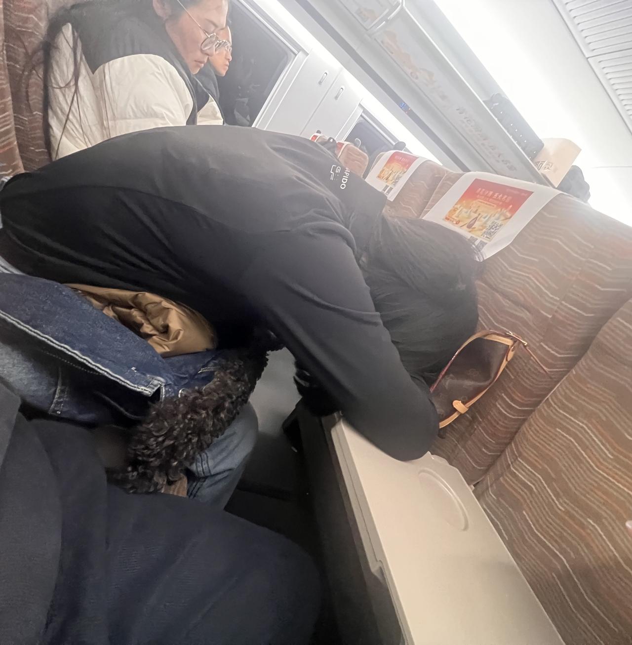 今天乘高铁，一位美女坐在我靠窗的位置上，我说这是我的位置。她说我们换一下，你坐中