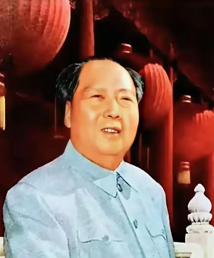 很小的时候，就在有记忆没记忆，说懂事非懂事时，我就见着我家堂屋正上方挂着毛主席的