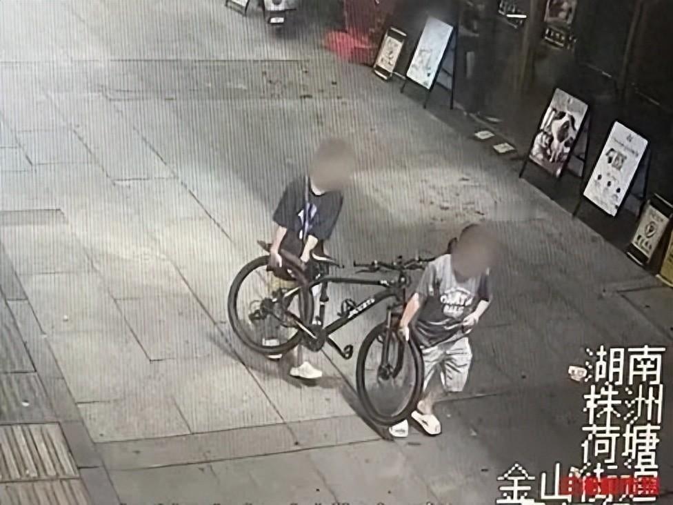 白嫖上瘾了？8月27日报道，湖南株洲的冯某，头一回偷自行车，被丈夫骂了一顿，当天