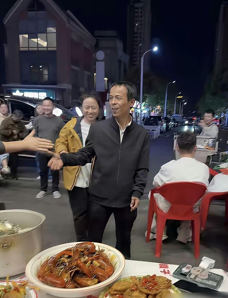 炸鸡排的油锅凉了，新神的煎锅正烫。鸡排哥的“全国巡炸”开到第三城，台下稀稀拉拉