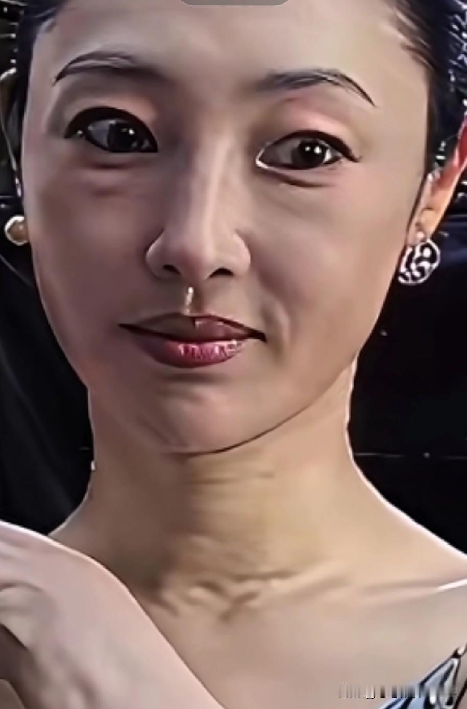 真实的白百何与镜头前着实存在反差！生图中的她稍显疲惫，皮肤也不如电视上那般精