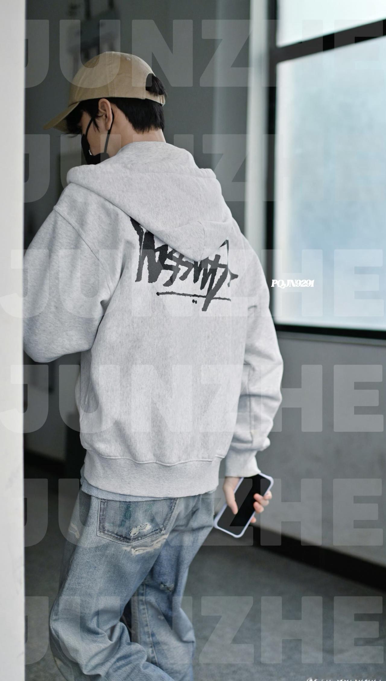 俊子这几天是有人给他带衣服去探班嘛？[捂脸哭][捂脸哭][捂脸哭]要么衣