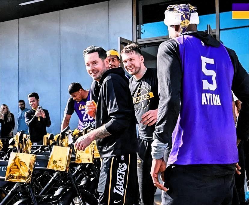 湖人主帅雷迪克高兴坏了！今日，东契奇在圣诞节前，为洛杉矶湖人上下约103名成员