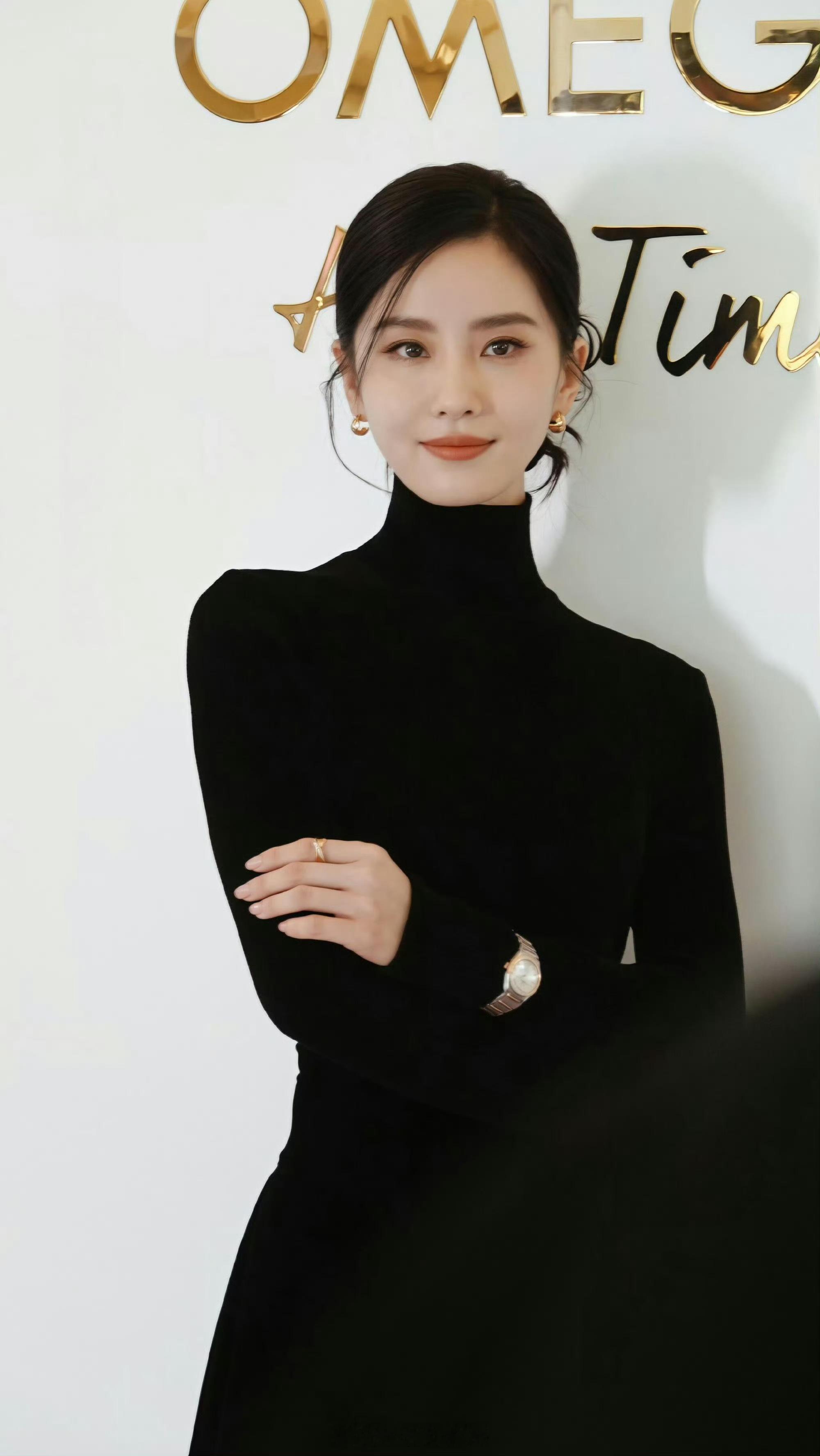 派酱安利刘诗诗工作室进高人了哇哦，这一身黑色造型，妥妥的优雅黑天鹅！要说工作室来