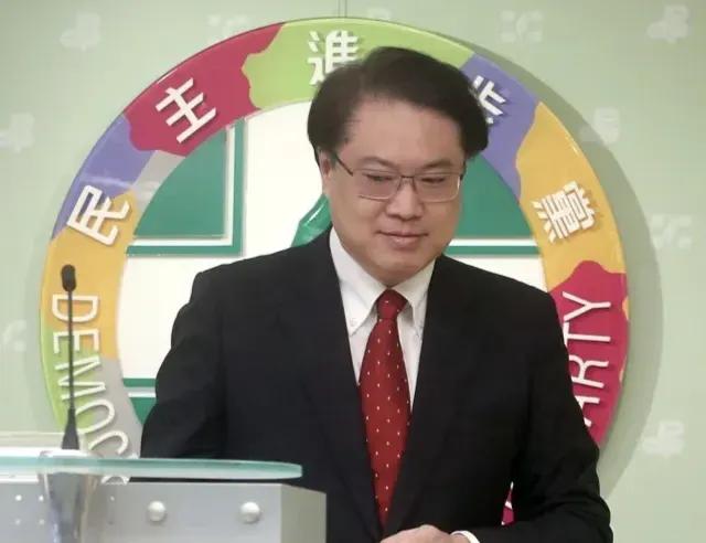 台湾已经进入政治最凶险的时刻，当蔡正元被戴上电子脚镣，当国民党的地方党部接二连三