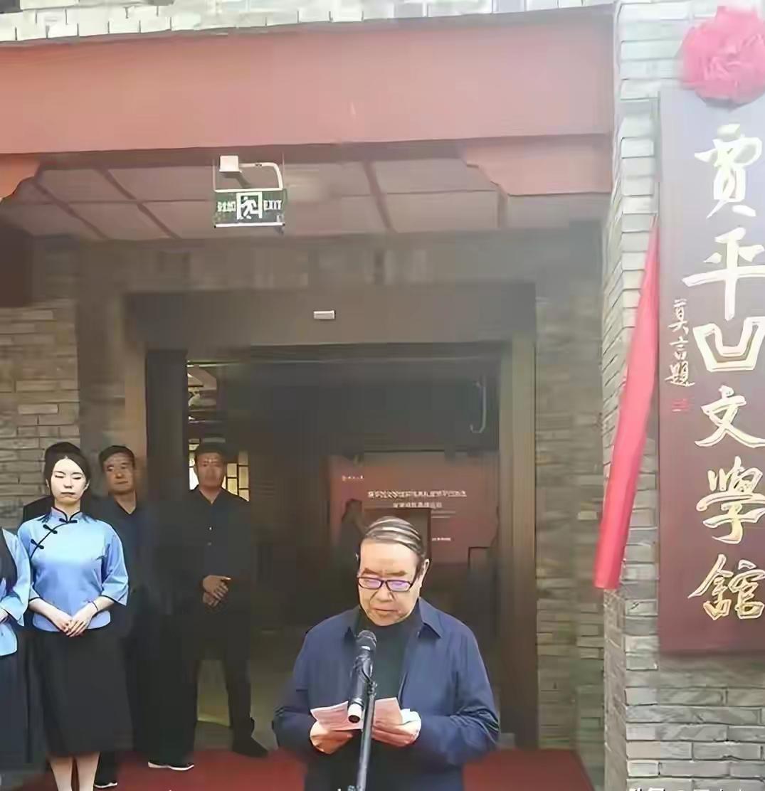 贾平凹12座雕像书院耗费国家上亿资金，每年维护费300万，真是讽刺！贾平凹文学馆