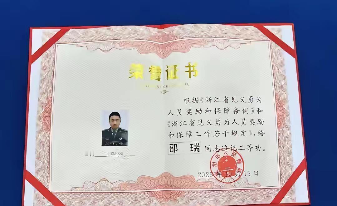 陆军某部上尉参谋邵瑞，在海拔5000米的阿里地区戍边。“再不救就来不及了。