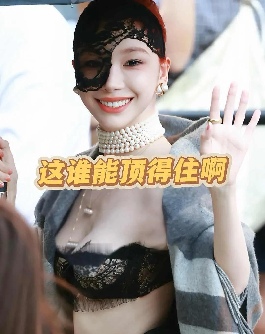 易梦玲暗夜猫女造型，美到犯规！现在明星参加活动的造型，真是越来越让人眼前一