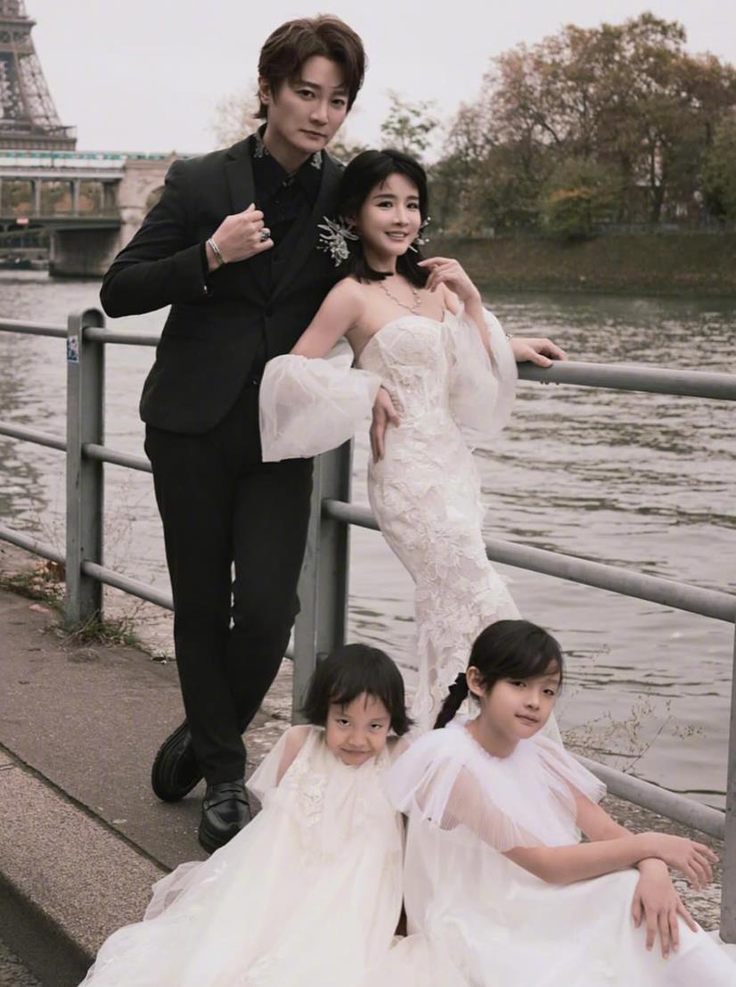 阿沁不唱了，改当老师。没人知道他早把吉他当教鞭，偷偷考了教育部的认证。不是退