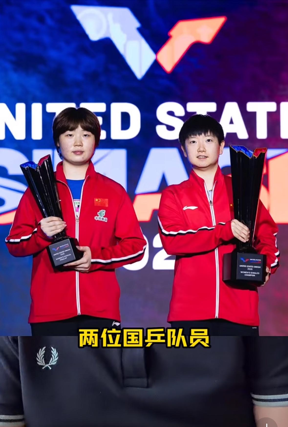 领奖台上的孙颖莎笑容满面——祝贺莎莎夺冠🏆，超级萌的莎莎扛着奖杯太可爱😍！