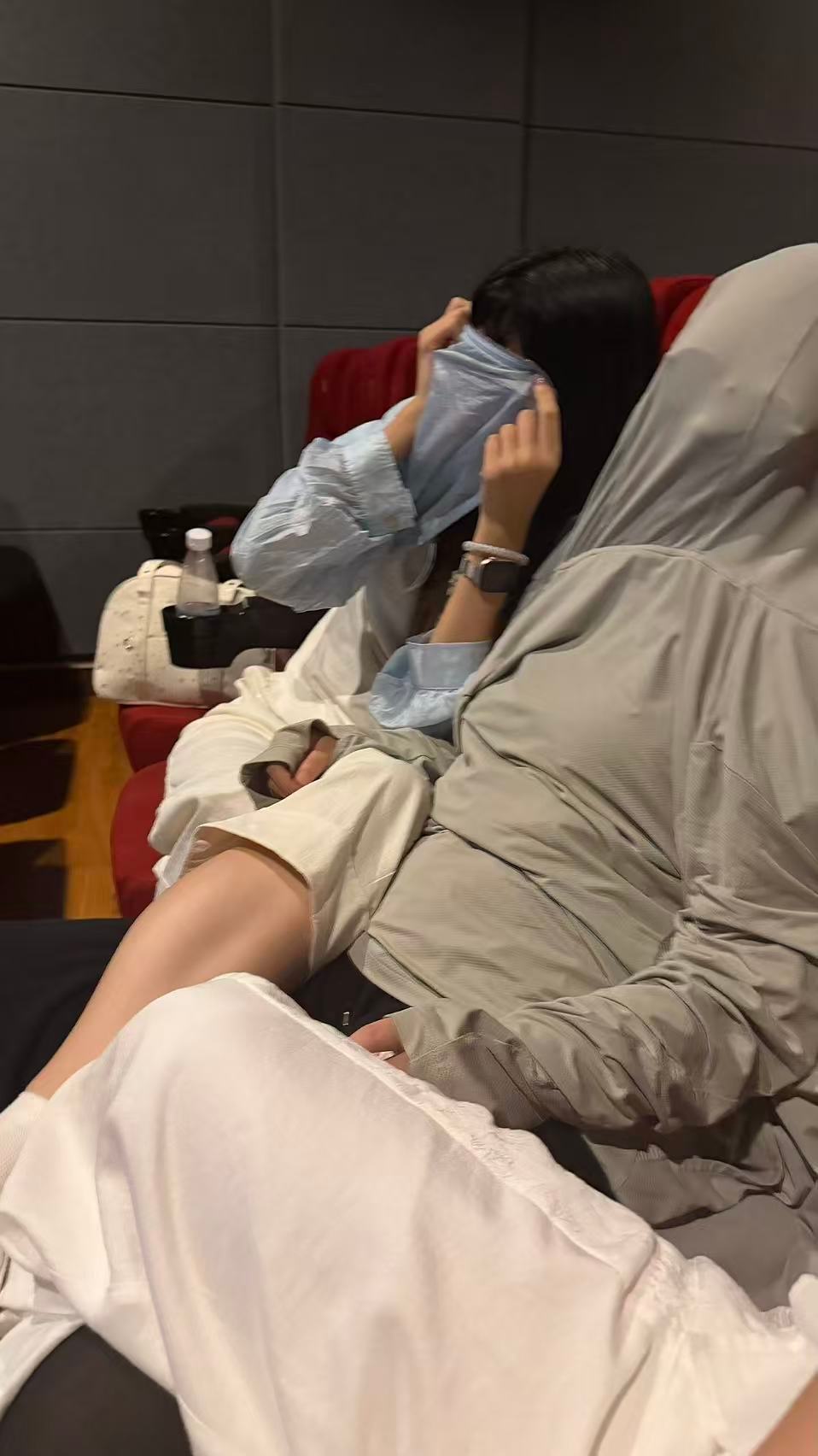 两点睡七点起滚到单位迎新，中午困得我以天为被以地为席头痛得快炸掉了，结束后三个胆小如鼠之人去看痴迷最