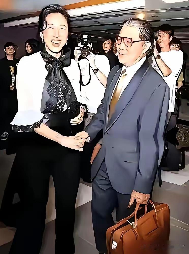 一场香港名流晚宴上，76岁的霍震霆撞见65岁的前妻朱玲玲，没有躲闪疏离，第一时间