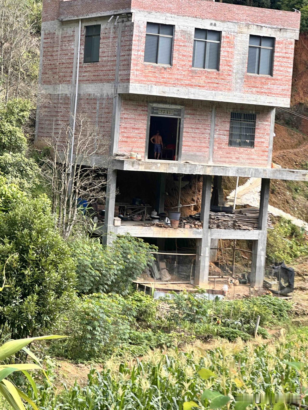 广西大山深处里面的一户人家，这样的房子你敢住吗？吊脚楼广西广西自建房