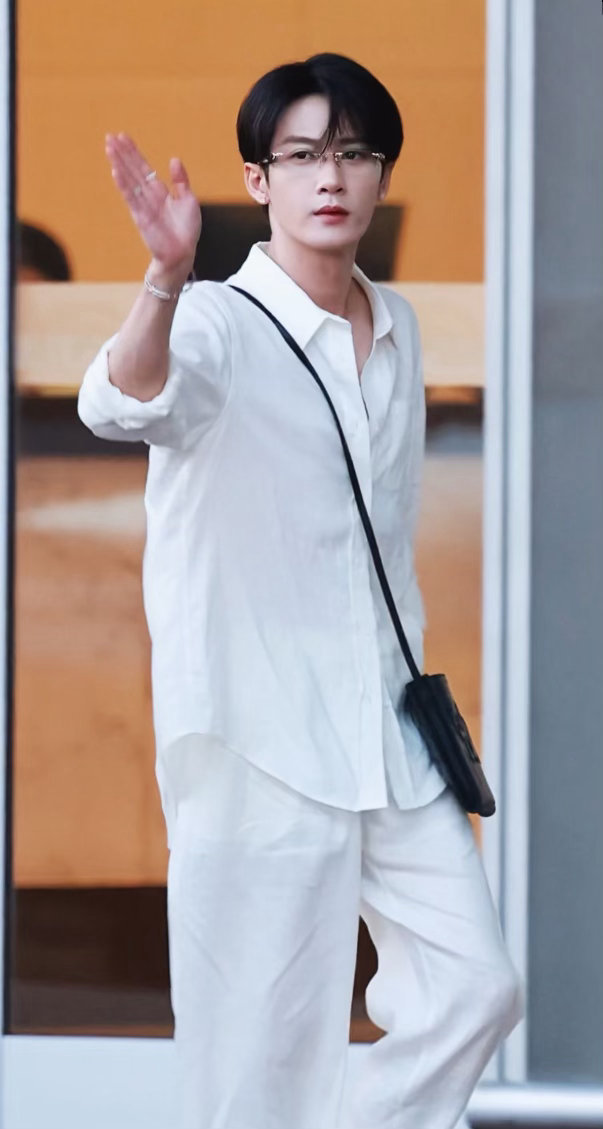 檀健次爱情有烟火李亦非檀健次李亦非今天很非总哦北京出发了又可以看到新鲜舞台辛苦