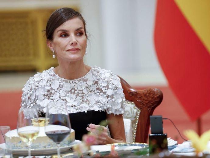 在今天的晚宴上，西班牙莱蒂齐亚王后造型太美了，优雅的珍珠耳坠非常抢镜！11月1