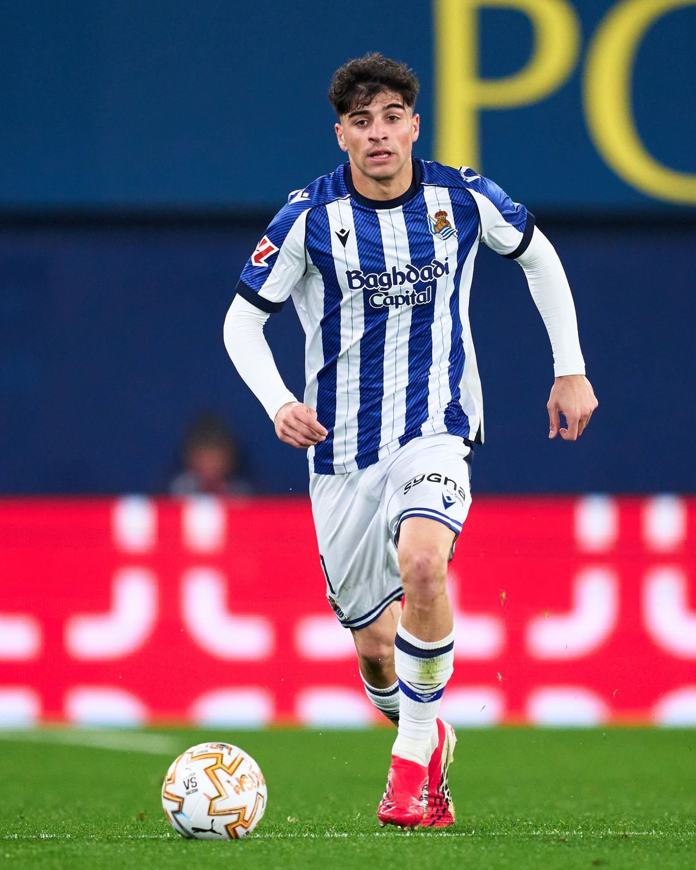 每体：德科昨天会见了皇家社会后卫乔恩·马丁的经纪人。俱乐部将他列为巴斯托尼交易