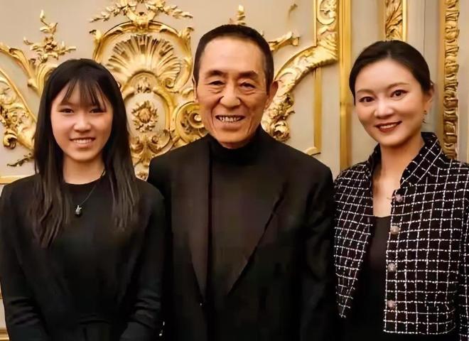张导身边最幸福的两个女人。永远都是。小女儿张壹娇和妻子陈婷。他的优秀很多人羡慕，