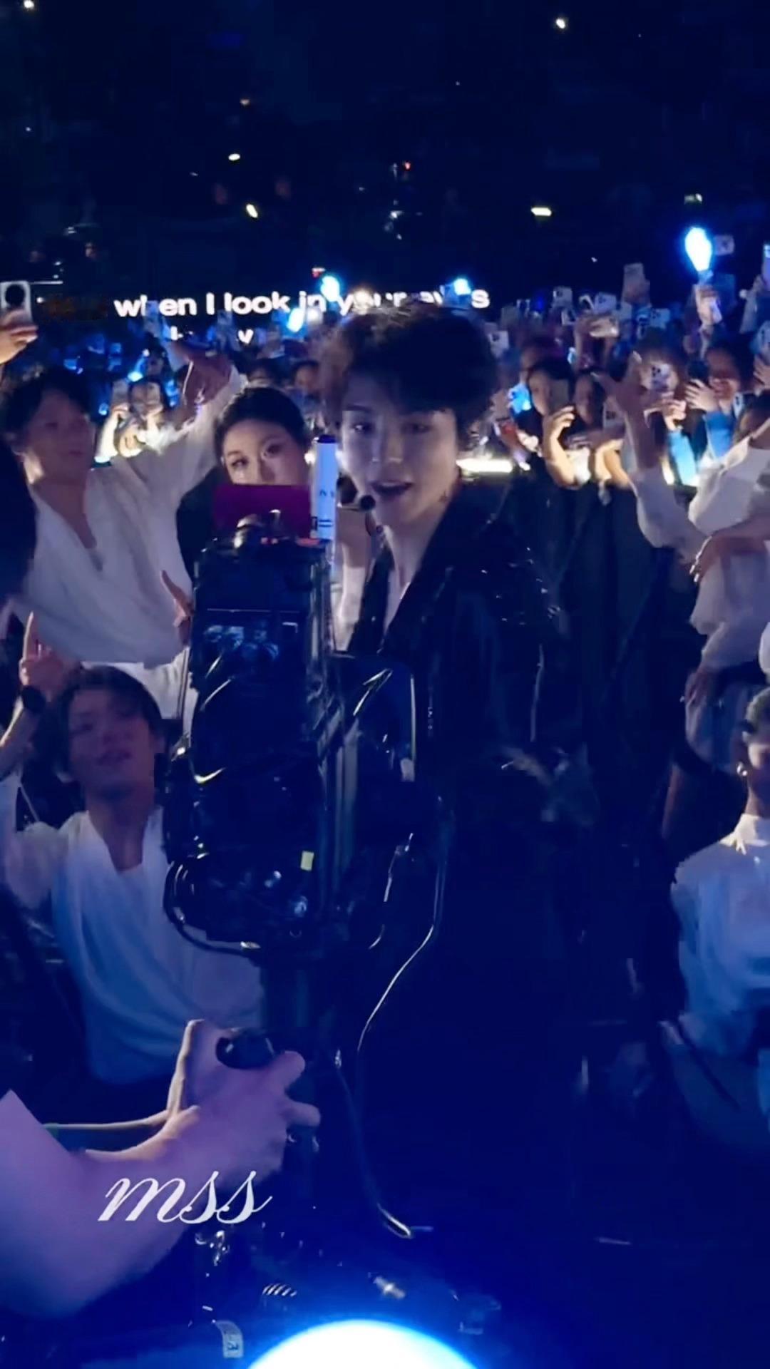 王俊凯莫非这就是舞台天才同一个动作饭拍VS官拍