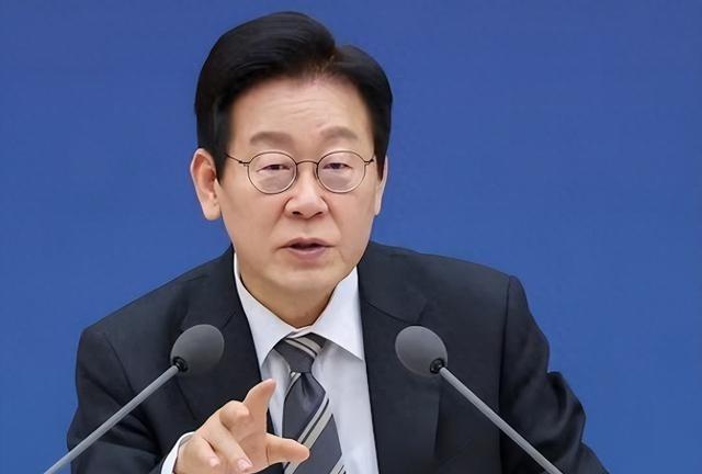 不止台湾是中国的，李在明最近在韩国教育会议上的一句“自嘲”，意外捅破了一层窗户纸