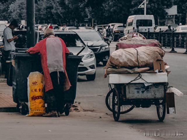 “必须严惩！”广东茂名，一拾荒老人正在路边行走，一男子骑摩托车经过时，趁老人毫无