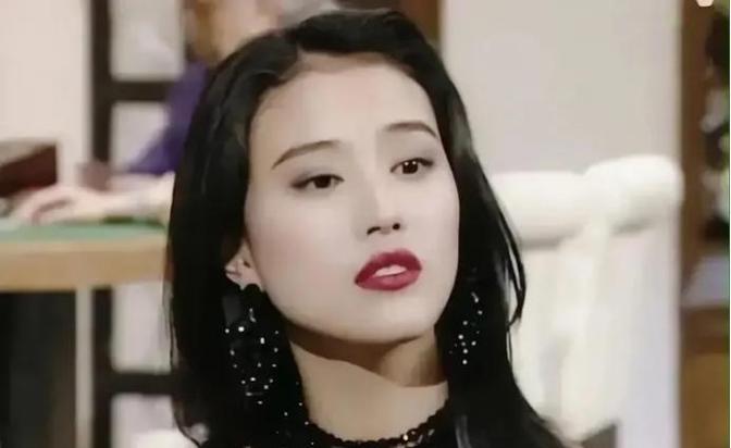 1989年，吕良伟和周海媚结婚后，吕良伟说：“你怎么这么不懂事啊？都12点了全家