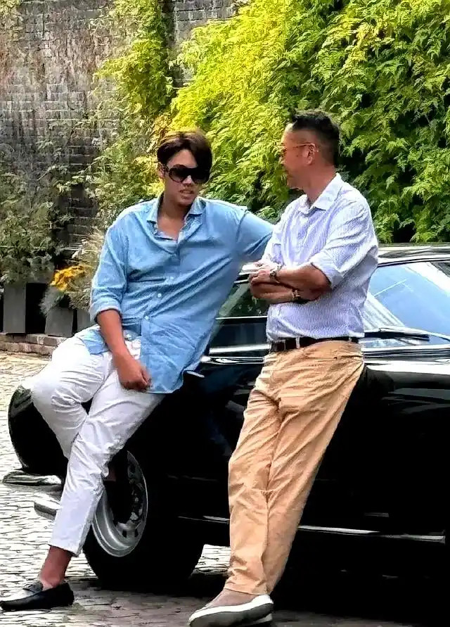 李嘉欣15岁儿子近照认不出来，身高1米9体格健硕，更像父亲还是母亲？​​​