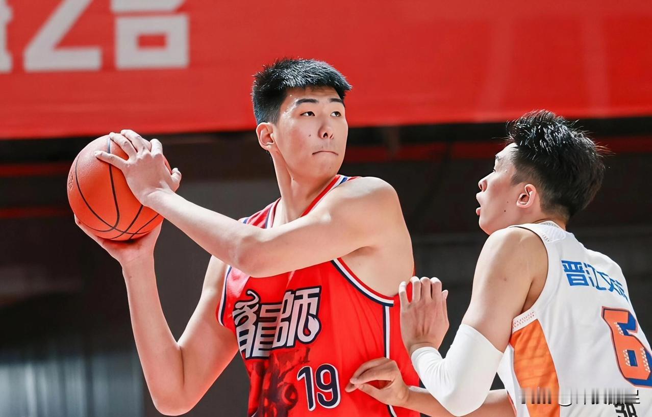 广东宏远本赛季引援三大败笔！1.引进萨林杰上赛季他已经在走下坡路，宏远本赛季