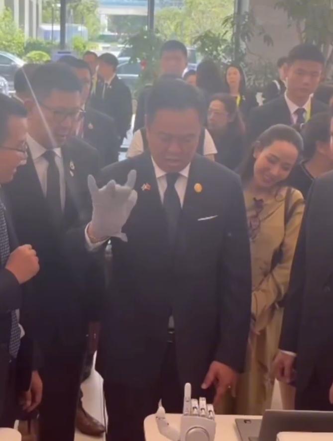 7月17日泰国总理夫人跟着阿努廷看展，一身亮色的套装梳着黑长直发型，时髦又靓丽！