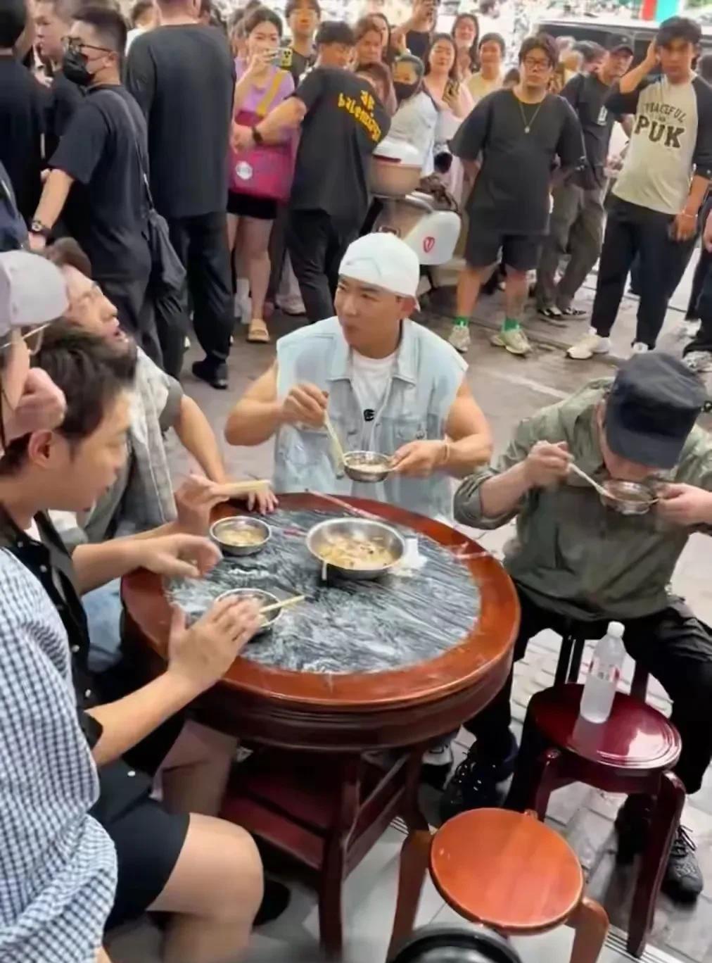 刘畊宏9天掉粉23万，终于坐不住了，他直播时否认清场事件，当时他在南宁录节目，他