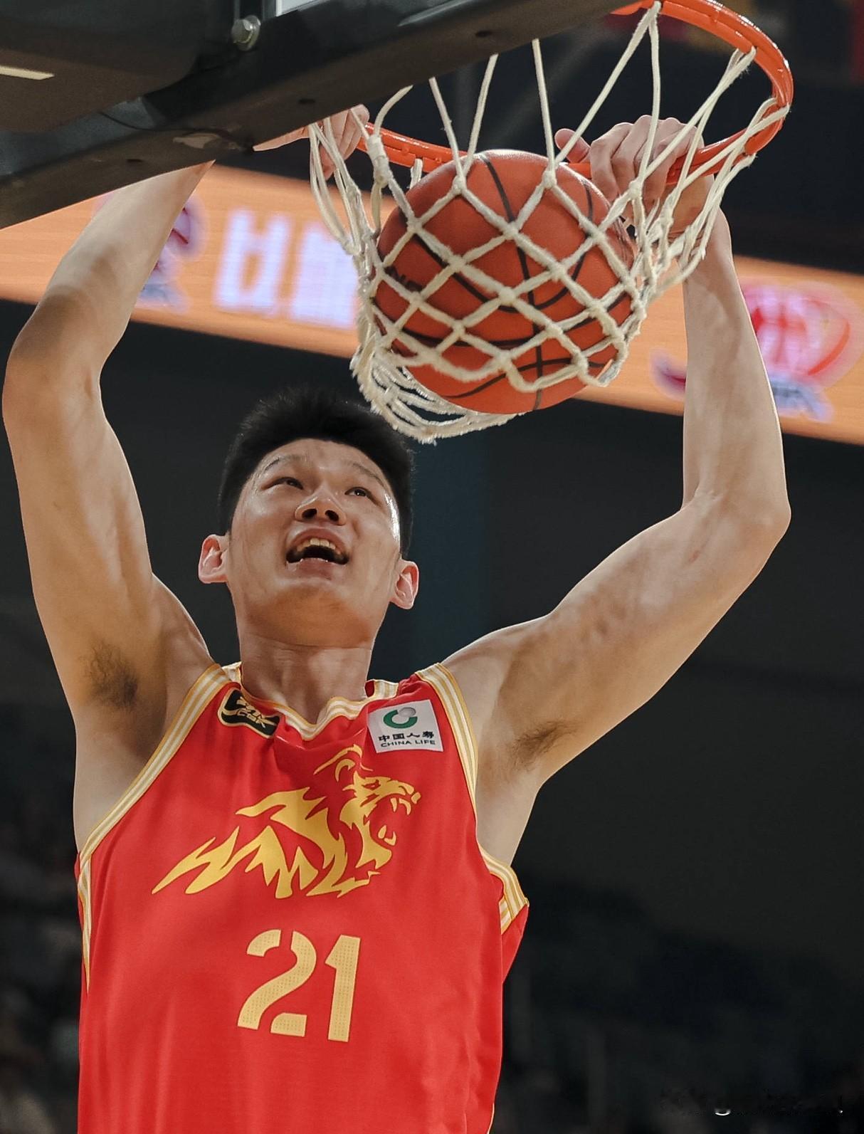 广厦打球的特点：1，一开始所有的球员都上。主要靠外援打拼。2，自己的主力和防