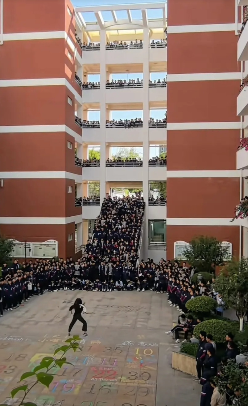 高中这里读的，这辈子最接近上层社会的时刻。