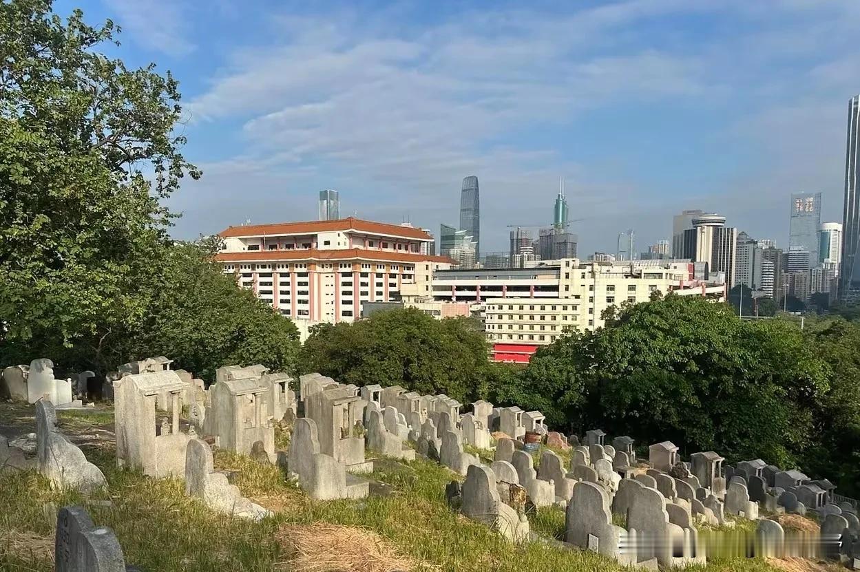 深圳罗湖口岸对面的香港是什么样的场景呢？会不会觉得很意外呢？罗湖口岸边检大楼对面