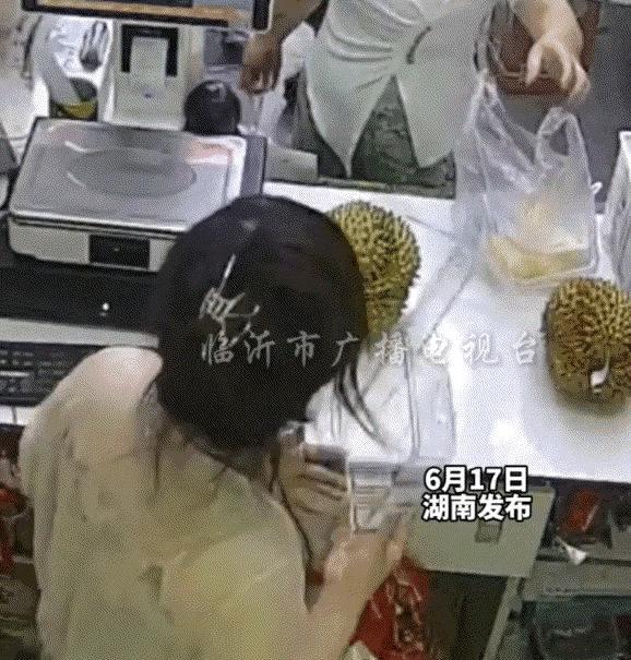 太过分了！湖南，妈妈带着两个孩子去水果店买水果，看到剥好的榴莲，就给两孩子一人拿