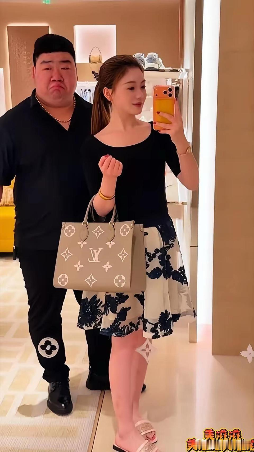 大哥你最好不要破产，不然你坐飞机都追不上嫂子！看到大哥陪美娇妻买包，还花两万七