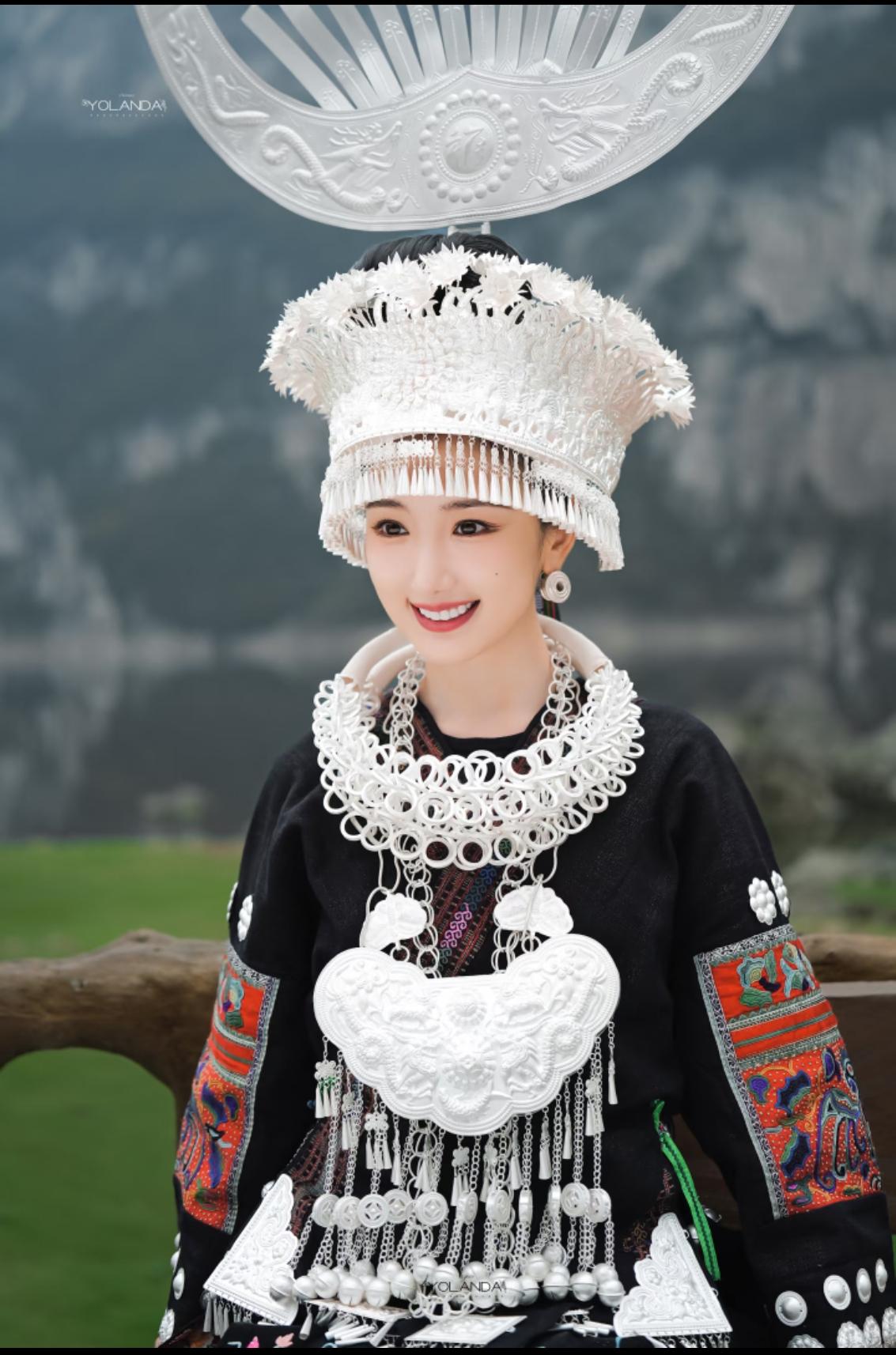 我的同事是贵州人。我问她:“你看《乌蒙深处》了吗？是不是很还原你老家那边的风