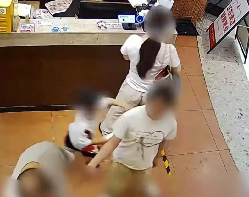 #自称被摸臀女子账号已禁关注#【自称“被男童摸臀”女子账号已禁止关注！平台称予